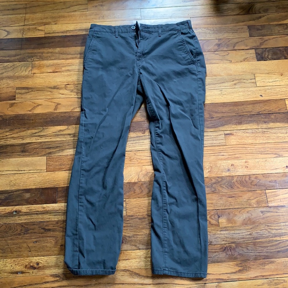 Levi Chinos